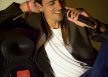 The Voice that Charmed the World: Tinku Arjundas Raichandani’s Inspirational Journey to Success