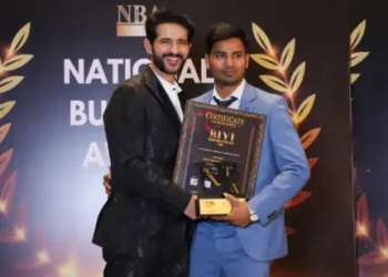 Pathlife Pathology owner receiving award from Hitesh Tejwani