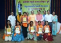 गुणवंत विद्यार्थ्यांसमवेत